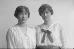 Porträtt från fotografen Maria Teschs ateljé i Linköping. 1910-tal. Systrarna Anna Maria 