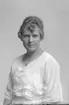 Porträtt från fotografen Maria Teschs ateljé i Linköping. 1910-tal, ev. 1912. Beställare: Ella Anderson.