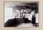 Industri- och slöjdutställning 21 juni - 16 juli 1911 i Örebro.
Utsällningen hölls vid Karolinska läroverket och Livregementets husarers ridhus vid Olaigatan. Bilderna är samlade i en bok med riktika fotokopior.

Ordförande för programkommittén var landshövding Theodor Nordström. Fabrikör Anton Hahn fungerade som närmaste man och vice ordförande. Med i styrelsen satt även stadsarkitekten Magnus Dahlander.

Örebro stads folkskolor, flickslöjd.