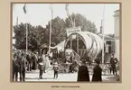 Industri- och slöjdutställning 21 juni - 16 juli 1911 i Örebro.
Utsällningen hölls vid Karolinska läroverket och Livregementets husarers ridhus vid Olaigatan. Bilderna är samlade i en bok med riktika fotokopior.

Ordförande för programkommittén var landshövding Theodor Nordström. Fabrikör Anton Hahn fungerade som närmaste man och vice ordförande. Med i styrelsen satt även stadsarkitekten Magnus Dahlander.

Örebro Ångtunnbinderi.