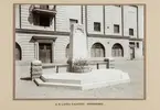 Industri- och slöjdutställning 21 juni - 16 juli 1911 i Örebro.
Utsällningen hölls vid Karolinska läroverket och Livregementets husarers ridhus vid Olaigatan. Bilderna är samlade i en bok med riktika fotokopior.
Stenkonsten donerades av AB Lanna Kalksten till Örebro stad och placerades i Oskarsparkens östra del. Någon gång på 1960-talet försvann stenkonsten från parken.
Ordförande för programkommittén var landshövding Theodor Nordström. Fabrikör Anton Hahn fungerade som närmaste man och vice ordförande. Med i styrelsen satt även stadsarkitekten Magnus Dahlander.

AB Lanna kalksten, Hidingebro.