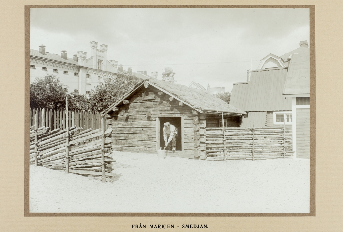 Industri- och slöjdutställning 21 juni - 16 juli 1911 i Örebro.
Utsällningen hölls vid Karolinska läroverket och Livregementets husarers ridhus vid Olaigatan. Bilderna är samlade i en bok med riktika fotokopior.

Ordförande för programkommittén var landshövding Theodor Nordström. Fabrikör Anton Hahn fungerade som närmaste man och vice ordförande. Med i styrelsen satt även stadsarkitekten Magnus Dahlander.

Från mark'en, smedjan