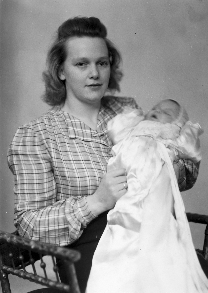 Ester Johanne Svendsen g. Tanø med barnet Karin Tanø,