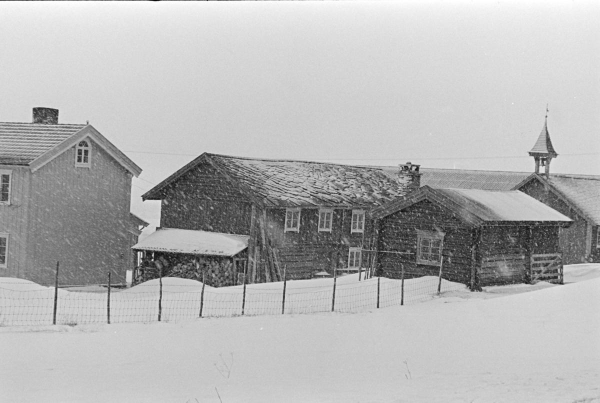 ukjent gard, Alvdal (?), vinter, snøvær.