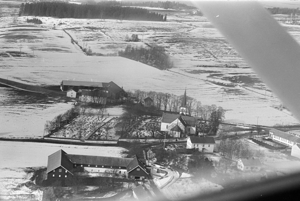 Furnes kirke, Deglumgårder, flyfoto.