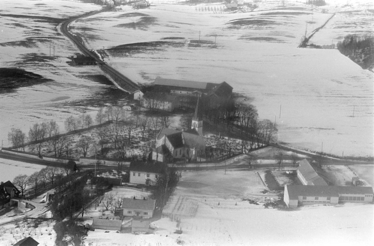 Furnes kirke, Deglumgårder, Kirkekretsen skole,flyfoto.