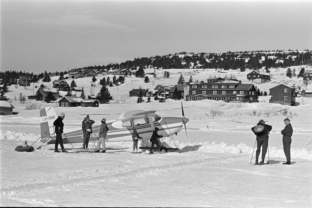 Sjusjøen, småfly, Cessna, LN DBB Vestfoldfly, skiturister, hyttebebyggelsen ved Gråten.