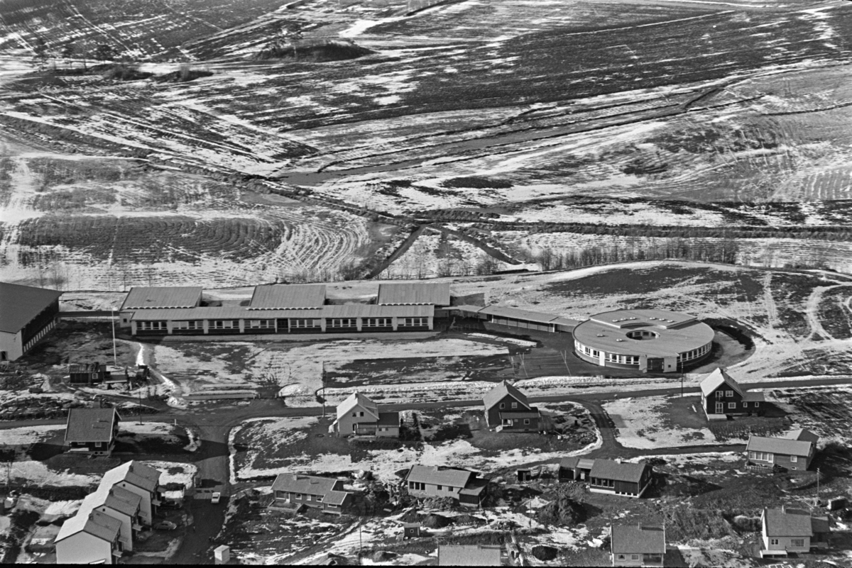 Ener ungdomsskole, Vang H. flyfoto.
