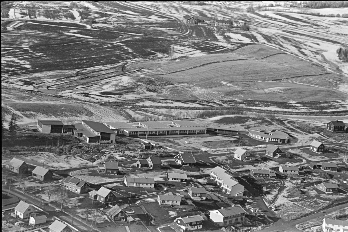 Ener ungdomsskole, Vang H. flyfoto.