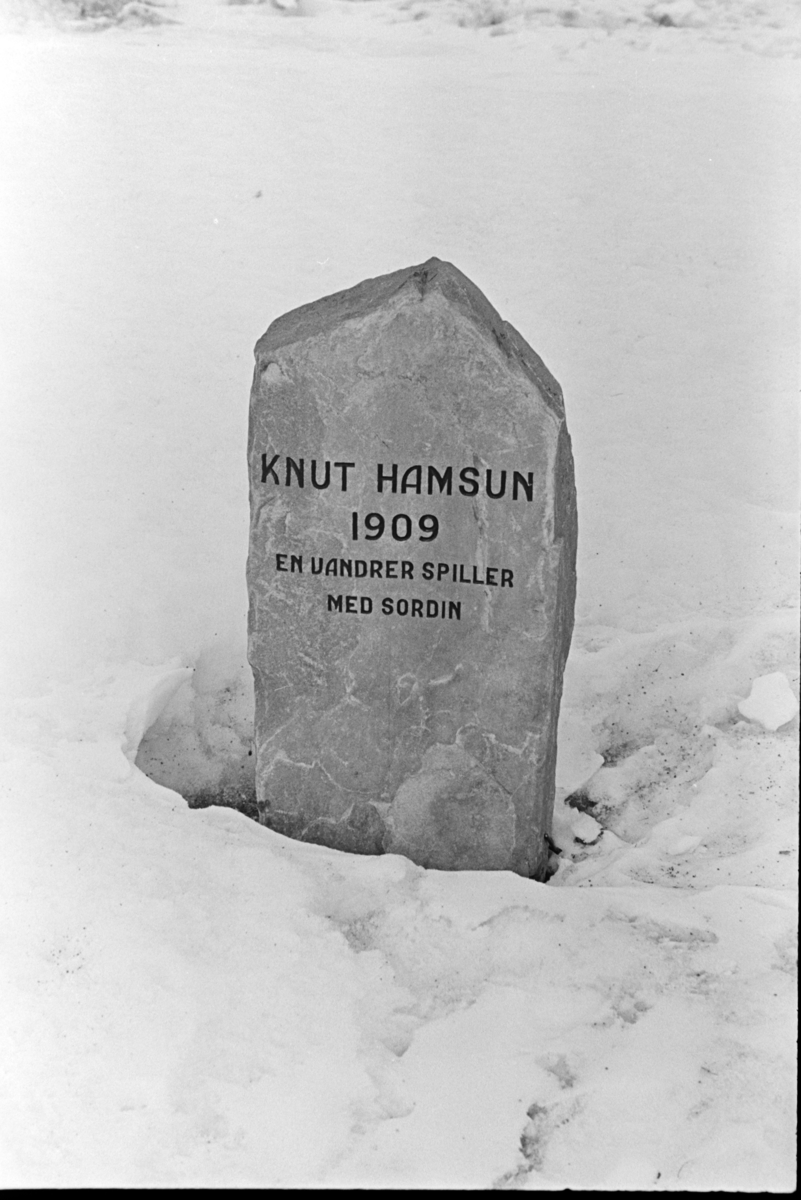 Minnestein. Knut Hamsun 1909, "En vandrer spiller med sordin"