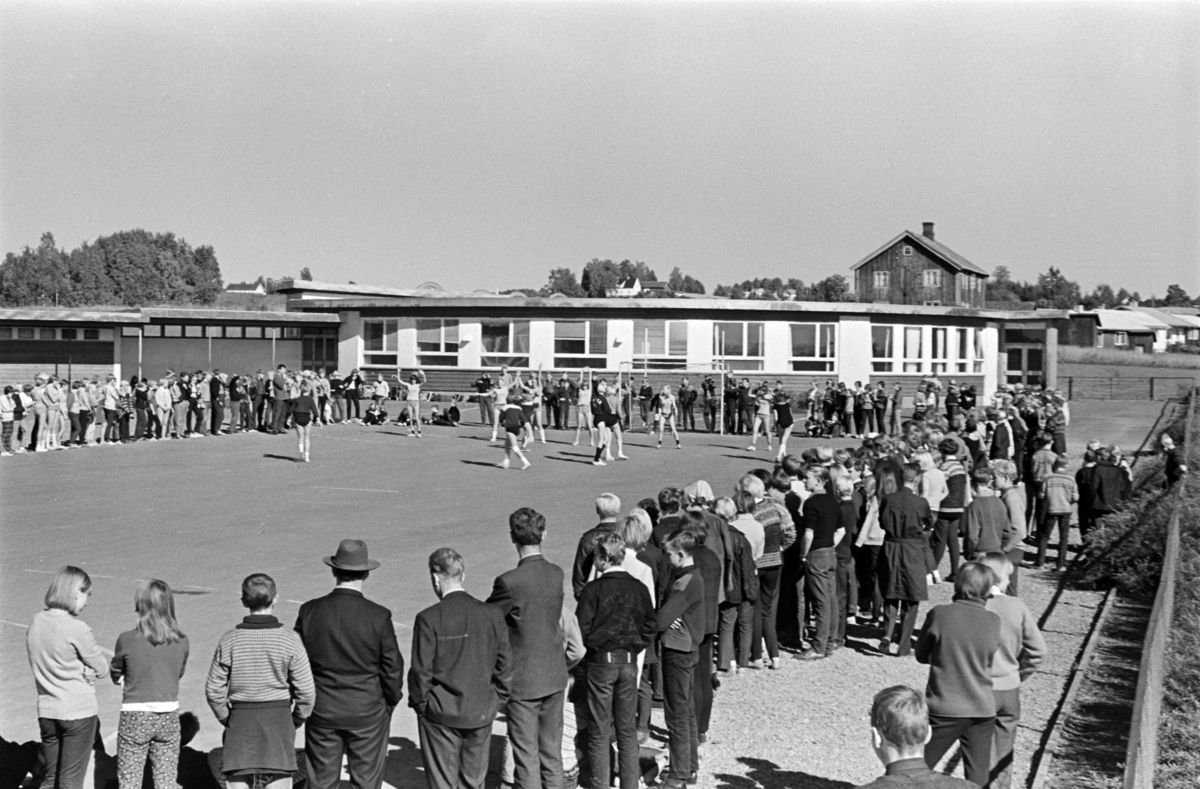 Ener ungdomsskole, skoleplassen, håndballkamp,tilskuere.