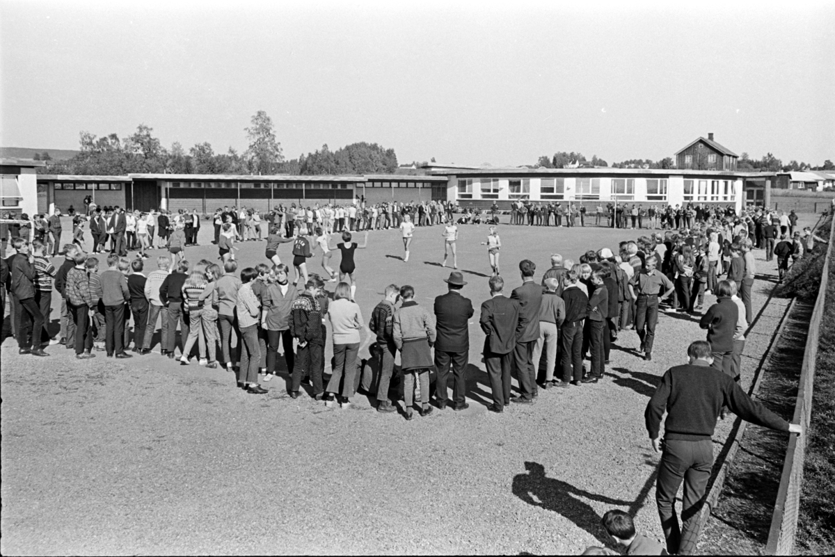 Ener ungdomsskole, skoleplassen, håndballkamp,tilskuere.