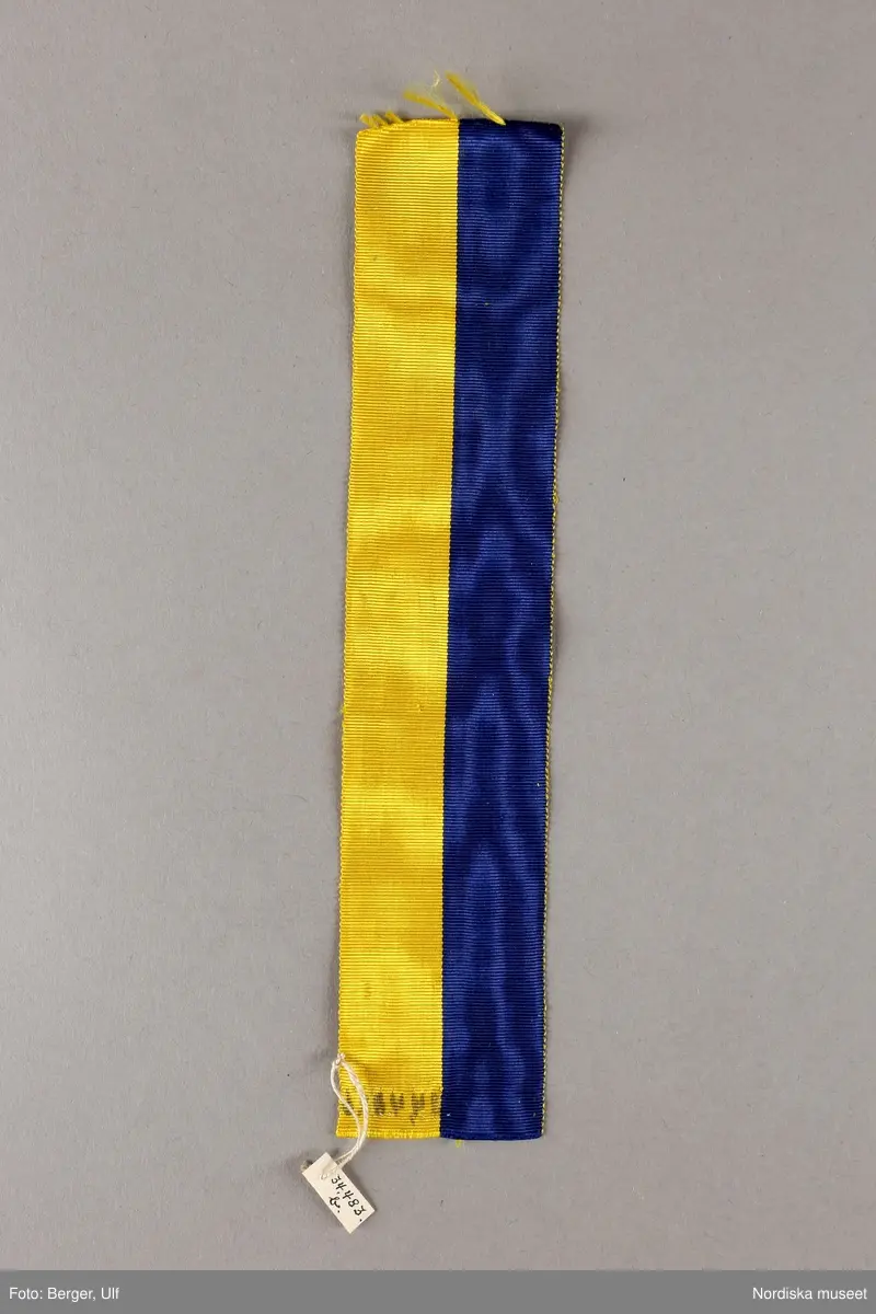 Huvudliggaren:
"Medalj och ordenstecken. Se 34.443 [= 34.443-34.485 samlade af friherre Bennet.] 
a) Medalj  i silfver. för tapperhet i fält. Åtsidan: Kungl. Svärdsordens riddarstjärna. Jmfr. Hildebrand B E, Sveriges och svenska konungahusets minnespenningar, praktmynt och belöningsmedaljer del 2, sid 291, nr 25. I gult band af sidenrips med ljusblå ränder i kanterna. 
b) Ordenstecken. .
Ink. ss. 34.424 [=ink. ss. 34.422  jämte 34.425-34.485]. [34.422=Ink. af byggmästare E. A. Boman i Stockholm 8/1 1883]"