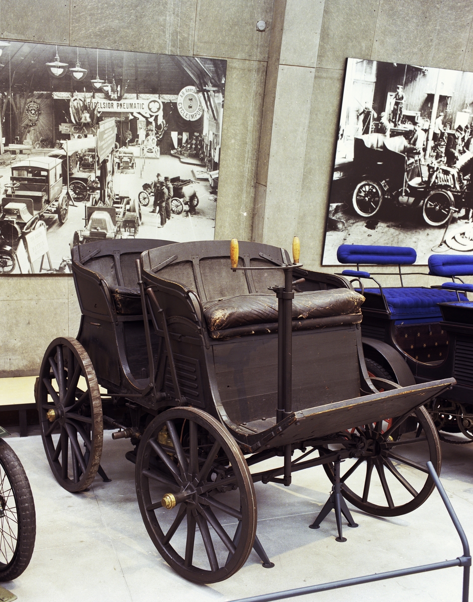 Åkvagn för 4 personer. Den första förbränningsmotordrivna bilen som byggts i Sverige. I detta sista utförande från 1901 ligger en fotogenmotor under vagnsgolvet, vilken startas med vev. Reglage på en styrkolonn under styret, spak för i- och urkoppling av motorn samt handbromsspak på höger sida. Vagnskorg av trä och hjul byggda av C A Carlsson & Söner i Stockholm. Korgen byggd speciellt för bilen och bakhjulen är kraftigt utförda för att tåla att användas som drivhjul.  Tvåcylindrig vattenkyld fotogenmotor. Cirka 5 hästkrafter. Växlar saknas, motorn är omkastningsbar för gång fram eller back. Glödrörständning, värmdes med blåslampa. Totalvikt cirka 600 kg, motorn 200 kg.
Tillbehör: Två medar för körning i snö som kan monteras istället för framhjulen.