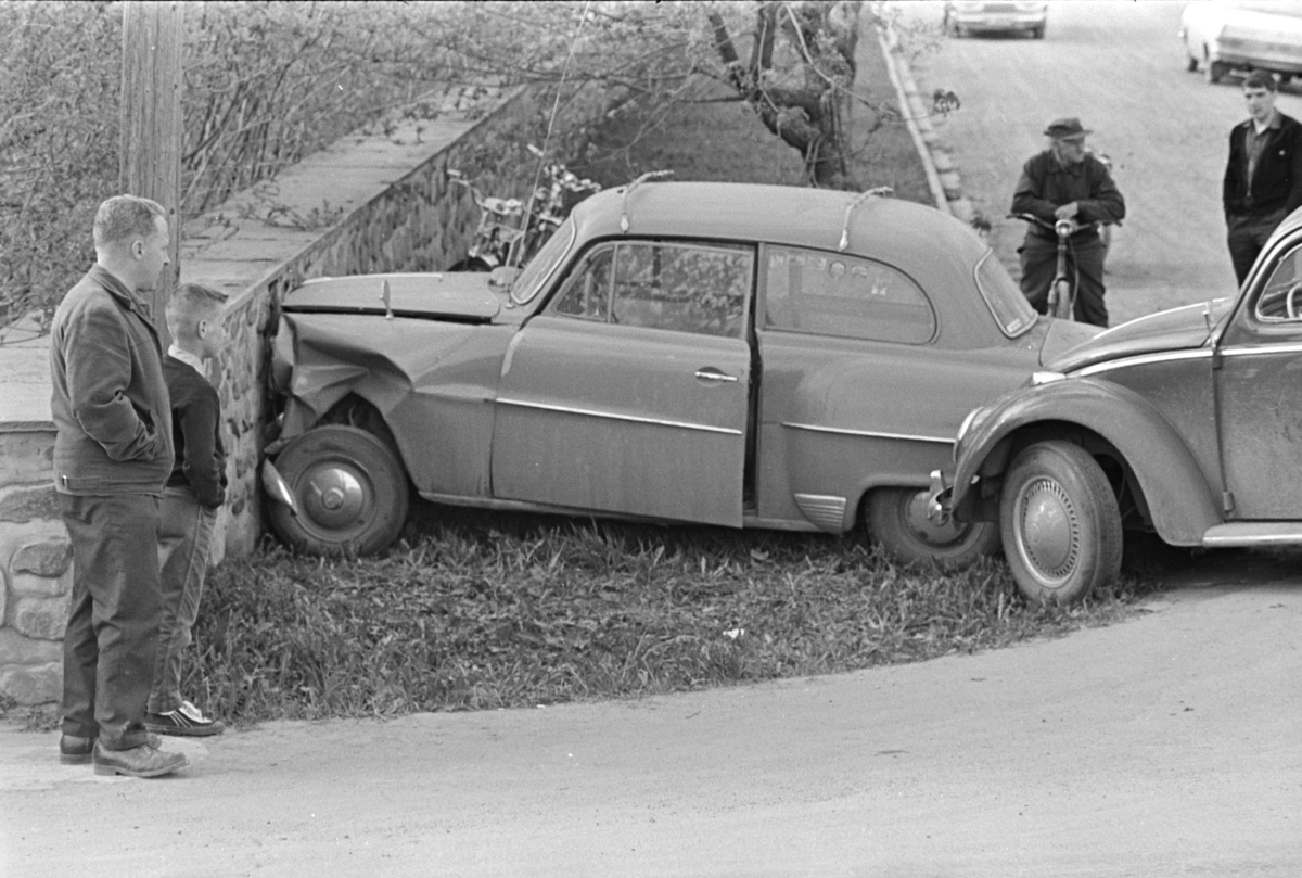 Billkollisjon ved Vang Kirke, Ridabu. Bilulykke. Mot muren: Opel Rekord 1953-55.