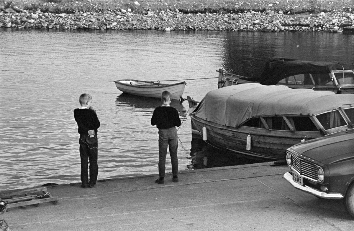 Gjøvik brygge, gutter, tresnekke.