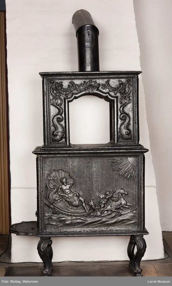 1. etasje langside: Neptun kjører på havet, trukket av hester,løver og kjeruber. riflet bunn.
1. etasje kortside; øverst Triton med delfin, nederst grevekronet i speilmonogram CCDL og 1766, som står for Christian Conrad Danneskiold - Laurvig 
2. etasje langside: Rokokko-ornament med delfin på hver side. profilert portalåpning. 
2 etasje kortside. Triton.