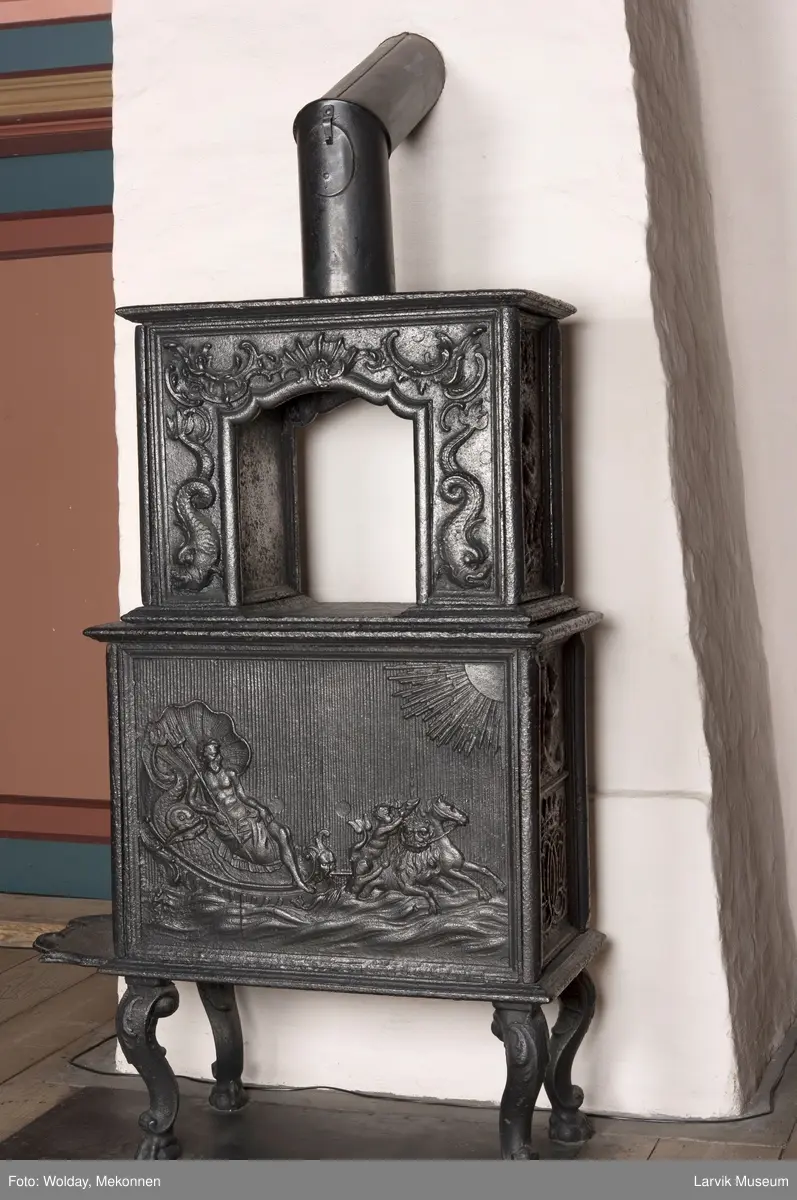 1. etasje langside: Neptun kjører på havet, trukket av hester,løver og kjeruber. riflet bunn.
1. etasje kortside; øverst Triton med delfin, nederst grevekronet i speilmonogram CCDL og 1766, som står for Christian Conrad Danneskiold - Laurvig 
2. etasje langside: Rokokko-ornament med delfin på hver side. profilert portalåpning. 
2 etasje kortside. Triton.