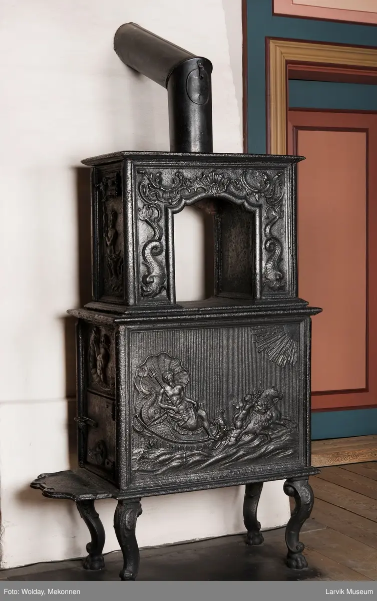 1. etasje langside: Neptun kjører på havet, trukket av hester,løver og kjeruber. riflet bunn.
1. etasje kortside; øverst Triton med delfin, nederst grevekronet i speilmonogram CCDL og 1766, som står for Christian Conrad Danneskiold - Laurvig 
2. etasje langside: Rokokko-ornament med delfin på hver side. profilert portalåpning. 
2 etasje kortside. Triton.