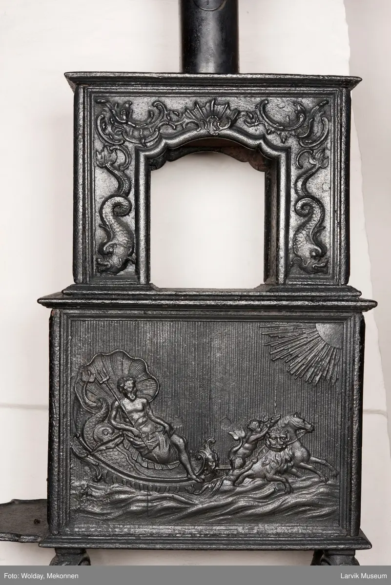 1. etasje langside: Neptun kjører på havet, trukket av hester,løver og kjeruber. riflet bunn.
1. etasje kortside; øverst Triton med delfin, nederst grevekronet i speilmonogram CCDL og 1766, som står for Christian Conrad Danneskiold - Laurvig 
2. etasje langside: Rokokko-ornament med delfin på hver side. profilert portalåpning. 
2 etasje kortside. Triton.