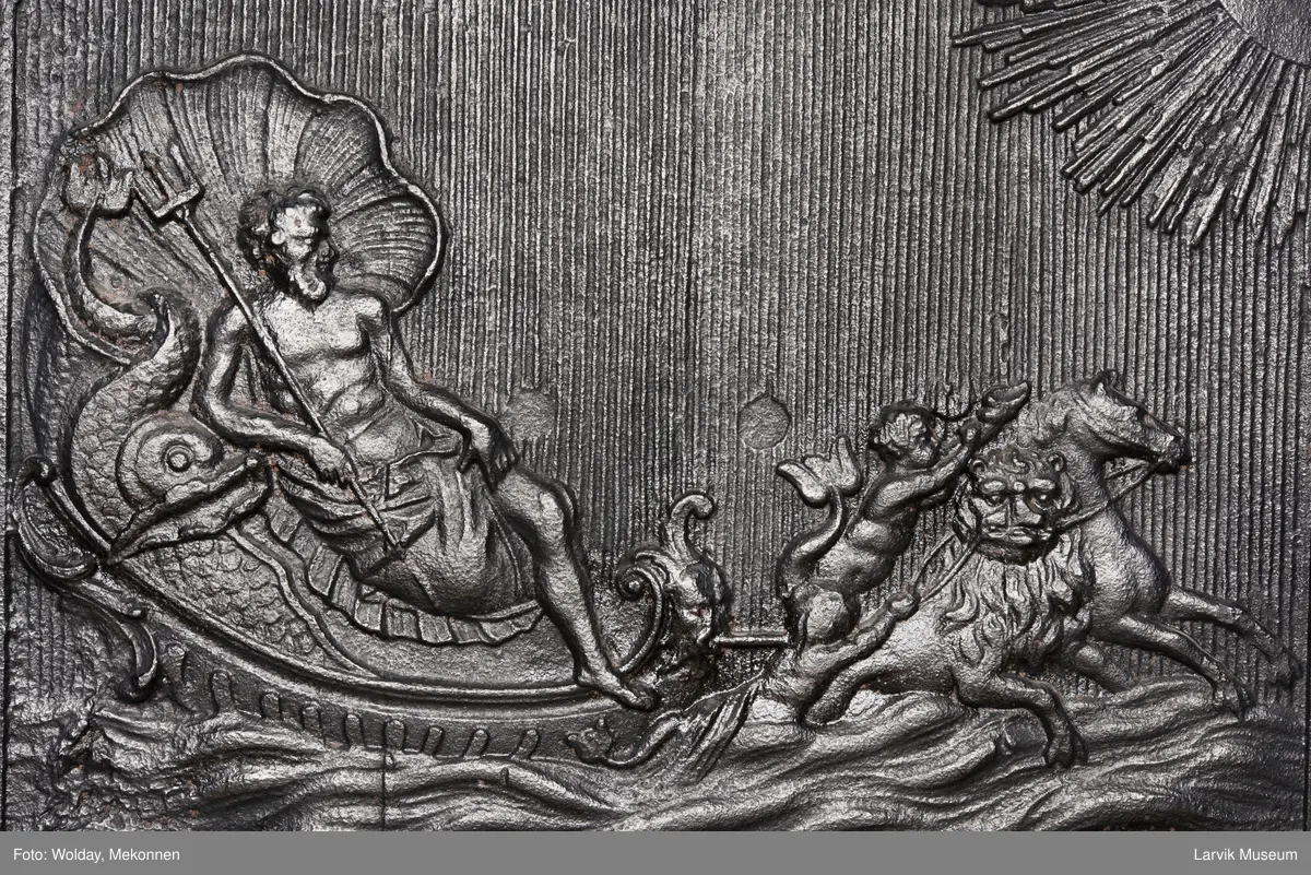 1. etasje langside: Neptun kjører på havet, trukket av hester,løver og kjeruber. riflet bunn.
1. etasje kortside; øverst Triton med delfin, nederst grevekronet i speilmonogram CCDL og 1766, som står for Christian Conrad Danneskiold - Laurvig 
2. etasje langside: Rokokko-ornament med delfin på hver side. profilert portalåpning. 
2 etasje kortside. Triton.