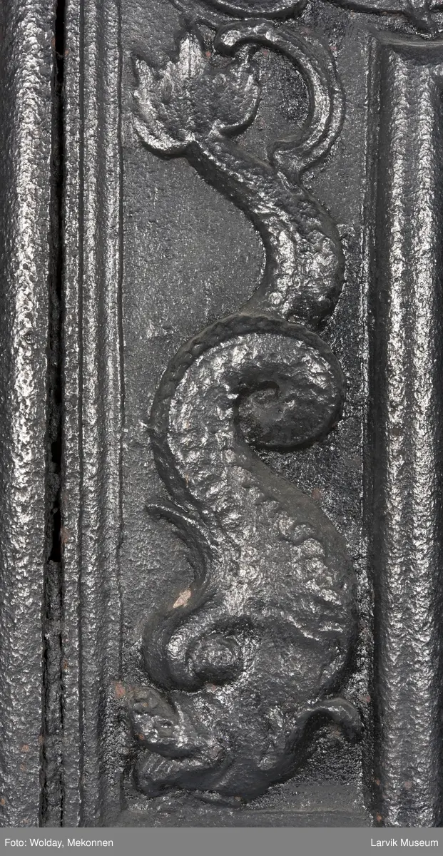 1. etasje langside: Neptun kjører på havet, trukket av hester,løver og kjeruber. riflet bunn.
1. etasje kortside; øverst Triton med delfin, nederst grevekronet i speilmonogram CCDL og 1766, som står for Christian Conrad Danneskiold - Laurvig 
2. etasje langside: Rokokko-ornament med delfin på hver side. profilert portalåpning. 
2 etasje kortside. Triton.