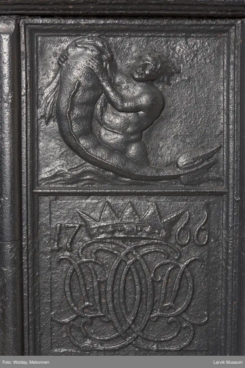 1. etasje langside: Neptun kjører på havet, trukket av hester,løver og kjeruber. riflet bunn.
1. etasje kortside; øverst Triton med delfin, nederst grevekronet i speilmonogram CCDL og 1766, som står for Christian Conrad Danneskiold - Laurvig 
2. etasje langside: Rokokko-ornament med delfin på hver side. profilert portalåpning. 
2 etasje kortside. Triton.