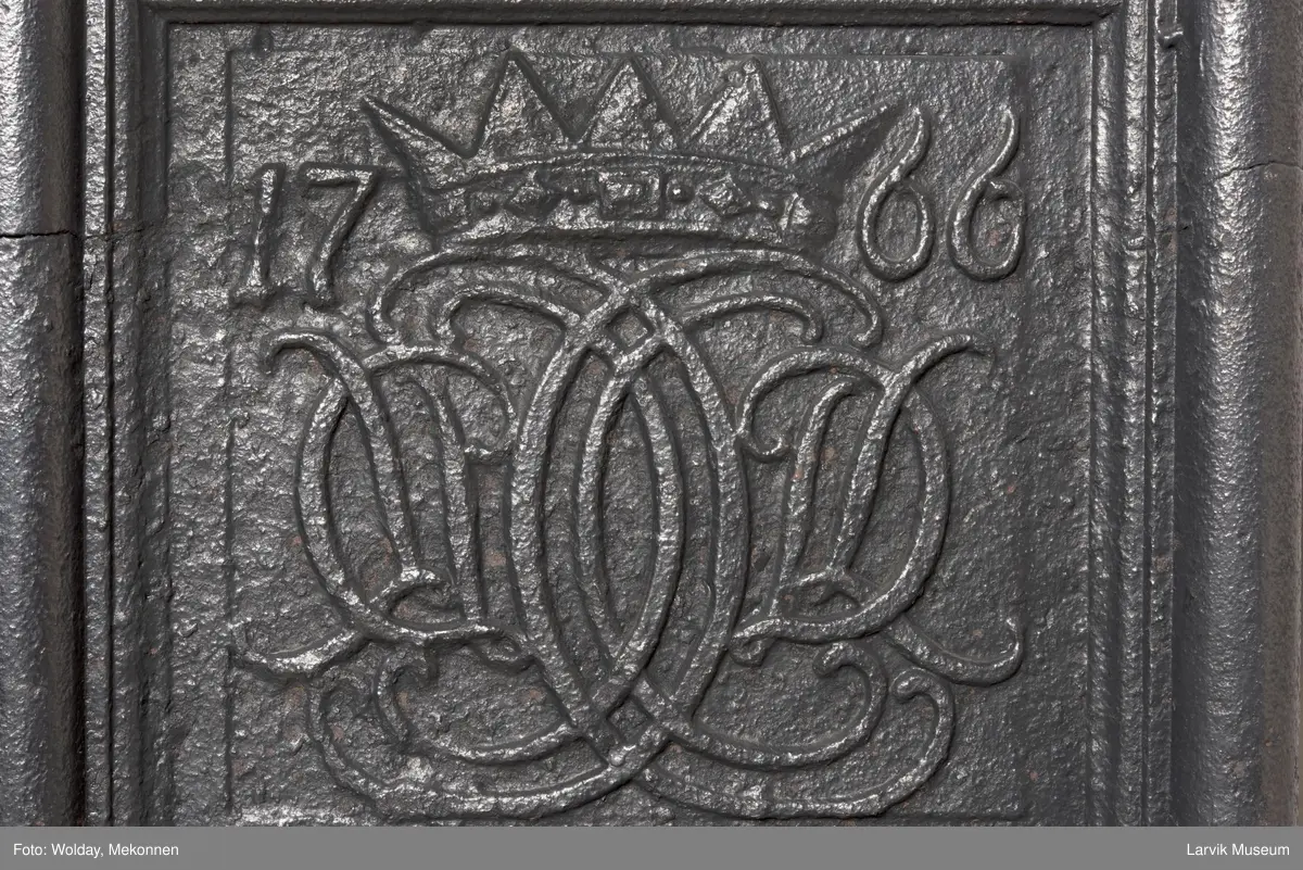 1. etasje langside: Neptun kjører på havet, trukket av hester,løver og kjeruber. riflet bunn.
1. etasje kortside; øverst Triton med delfin, nederst grevekronet i speilmonogram CCDL og 1766, som står for Christian Conrad Danneskiold - Laurvig 
2. etasje langside: Rokokko-ornament med delfin på hver side. profilert portalåpning. 
2 etasje kortside. Triton.