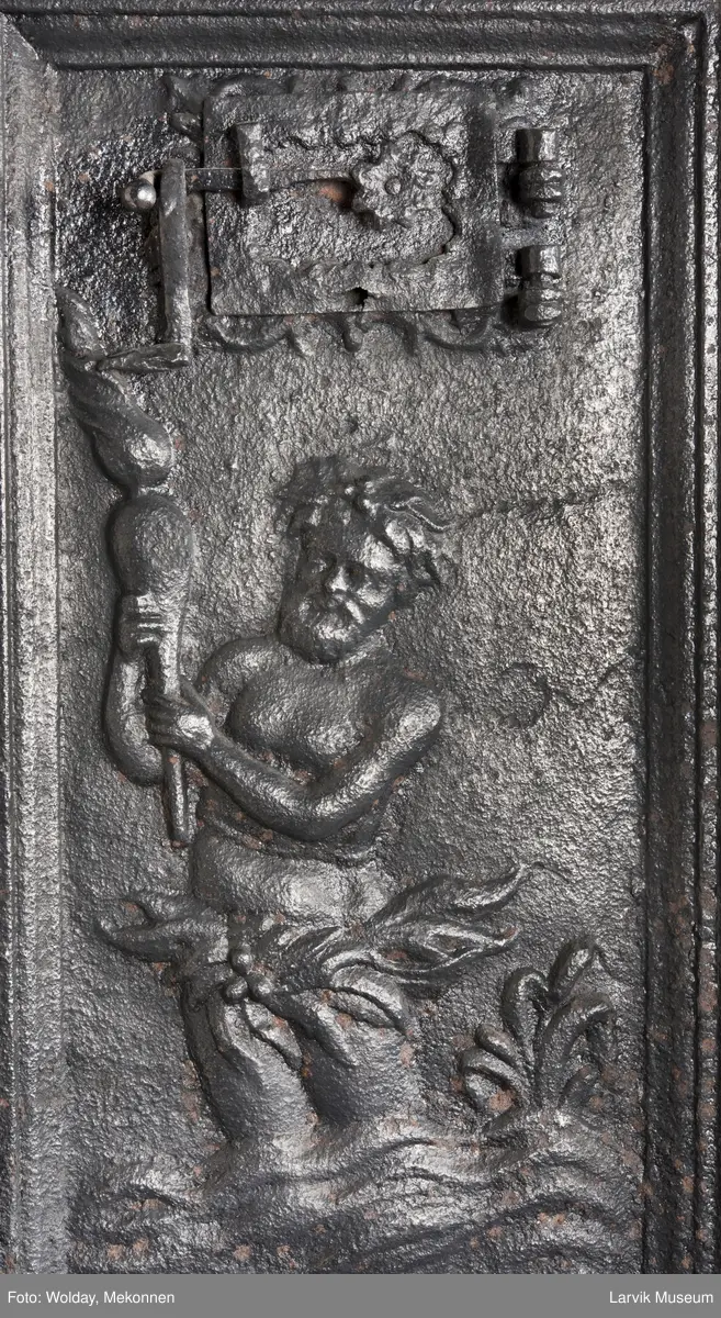 1. etasje langside: Neptun kjører på havet, trukket av hester,løver og kjeruber. riflet bunn.
1. etasje kortside; øverst Triton med delfin, nederst grevekronet i speilmonogram CCDL og 1766, som står for Christian Conrad Danneskiold - Laurvig 
2. etasje langside: Rokokko-ornament med delfin på hver side. profilert portalåpning. 
2 etasje kortside. Triton.