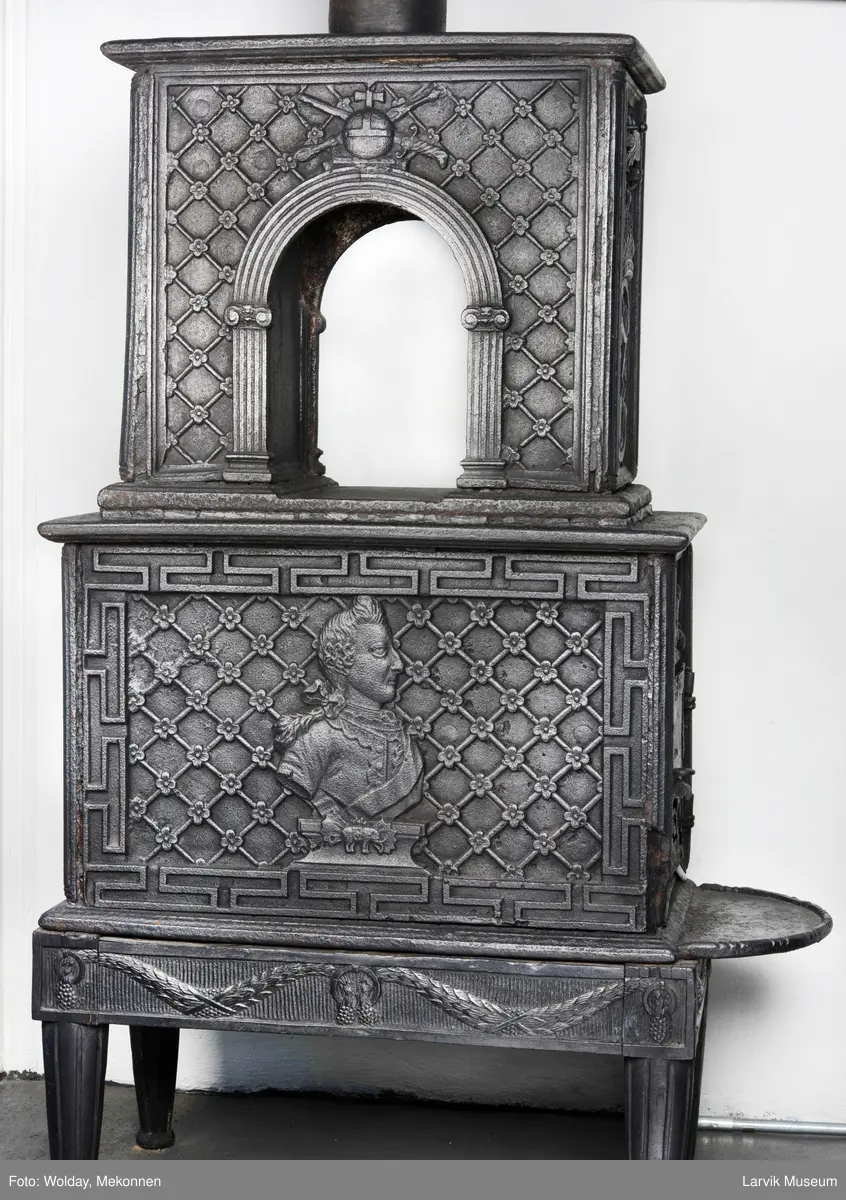 1. etasje langside: Chr. VII's byste, rosetter, meander ramme.
1. etasje kortside: Krigerske emblemer over Fritzøe Wærk 1774, under krigerske emblemer, dør med gjennombrudd blomstermønster
2. etasje langside: Rundbuet åpning med kanellert ramme, øverst kroningsregaliene, gitret bunn.
2.etasje kortside: kronet C7 på gitret bunn jfr. nr 420 i Norsk Jernskulptur II.