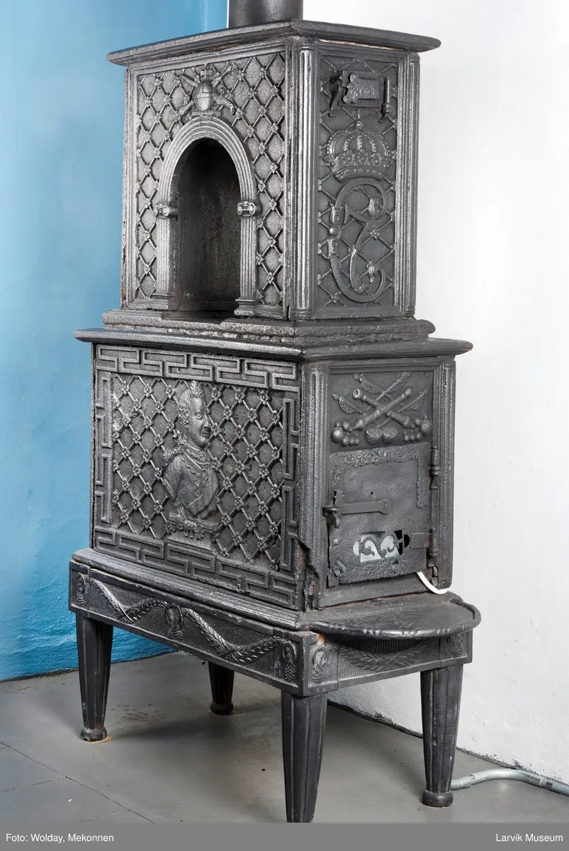 1. etasje langside: Chr. VII's byste, rosetter, meander ramme.
1. etasje kortside: Krigerske emblemer over Fritzøe Wærk 1774, under krigerske emblemer, dør med gjennombrudd blomstermønster
2. etasje langside: Rundbuet åpning med kanellert ramme, øverst kroningsregaliene, gitret bunn.
2.etasje kortside: kronet C7 på gitret bunn jfr. nr 420 i Norsk Jernskulptur II.