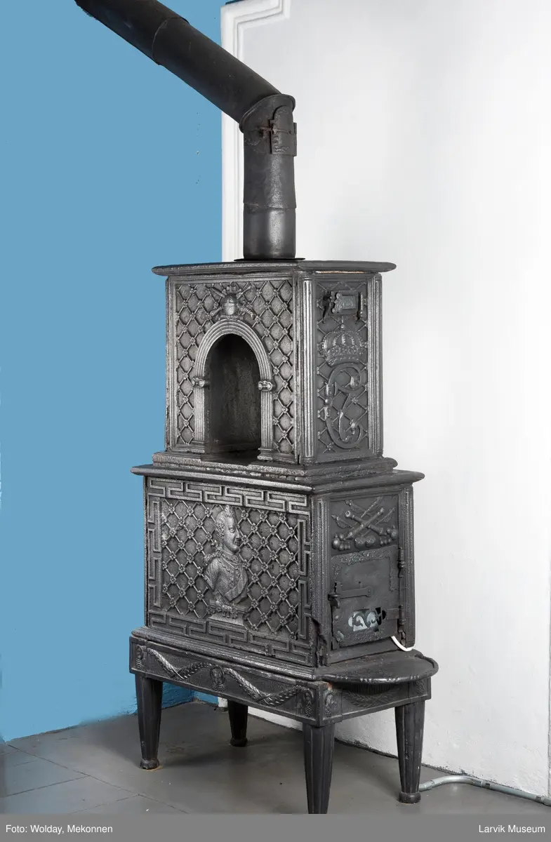 1. etasje langside: Chr. VII's byste, rosetter, meander ramme.
1. etasje kortside: Krigerske emblemer over Fritzøe Wærk 1774, under krigerske emblemer, dør med gjennombrudd blomstermønster
2. etasje langside: Rundbuet åpning med kanellert ramme, øverst kroningsregaliene, gitret bunn.
2.etasje kortside: kronet C7 på gitret bunn jfr. nr 420 i Norsk Jernskulptur II.