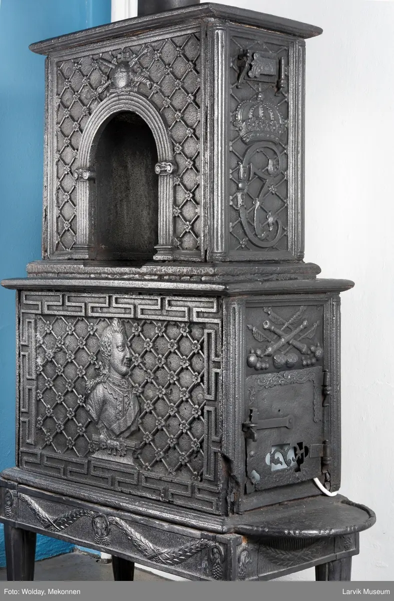 1. etasje langside: Chr. VII's byste, rosetter, meander ramme.
1. etasje kortside: Krigerske emblemer over Fritzøe Wærk 1774, under krigerske emblemer, dør med gjennombrudd blomstermønster
2. etasje langside: Rundbuet åpning med kanellert ramme, øverst kroningsregaliene, gitret bunn.
2.etasje kortside: kronet C7 på gitret bunn jfr. nr 420 i Norsk Jernskulptur II.