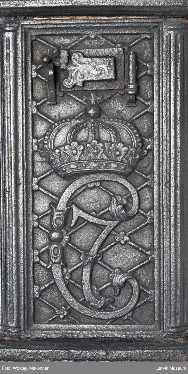 1. etasje langside: Chr. VII's byste, rosetter, meander ramme.
1. etasje kortside: Krigerske emblemer over Fritzøe Wærk 1774, under krigerske emblemer, dør med gjennombrudd blomstermønster
2. etasje langside: Rundbuet åpning med kanellert ramme, øverst kroningsregaliene, gitret bunn.
2.etasje kortside: kronet C7 på gitret bunn jfr. nr 420 i Norsk Jernskulptur II.