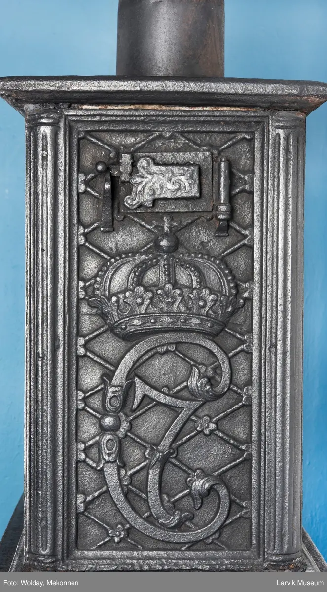 1. etasje langside: Chr. VII's byste, rosetter, meander ramme.
1. etasje kortside: Krigerske emblemer over Fritzøe Wærk 1774, under krigerske emblemer, dør med gjennombrudd blomstermønster
2. etasje langside: Rundbuet åpning med kanellert ramme, øverst kroningsregaliene, gitret bunn.
2.etasje kortside: kronet C7 på gitret bunn jfr. nr 420 i Norsk Jernskulptur II.