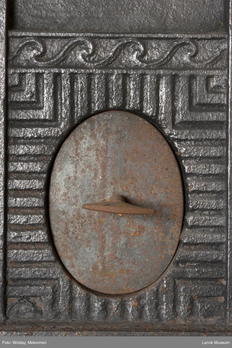 Ovn med avtrappet topp, ovalt, bølget askebrett. 
1. etasje langside: halvsirkelformet. Døren er hengslet i underkant. Over denne på plate står det Fritzøe Wærk. Riflet bunn, lisener med bladverk ved hjørnene. 1. etsje kortside: Rosett, riflet bunn, 
2. etasje langside: Rundbuet åpning, lister til 4 etasjeplater. Over åpning 2 overflødighetshorn, under palmett i riflet ramme. kannelserte pilastre i hjørnene. 2. etasjekortside: Rosett på riflet bunn, bølgemeander.