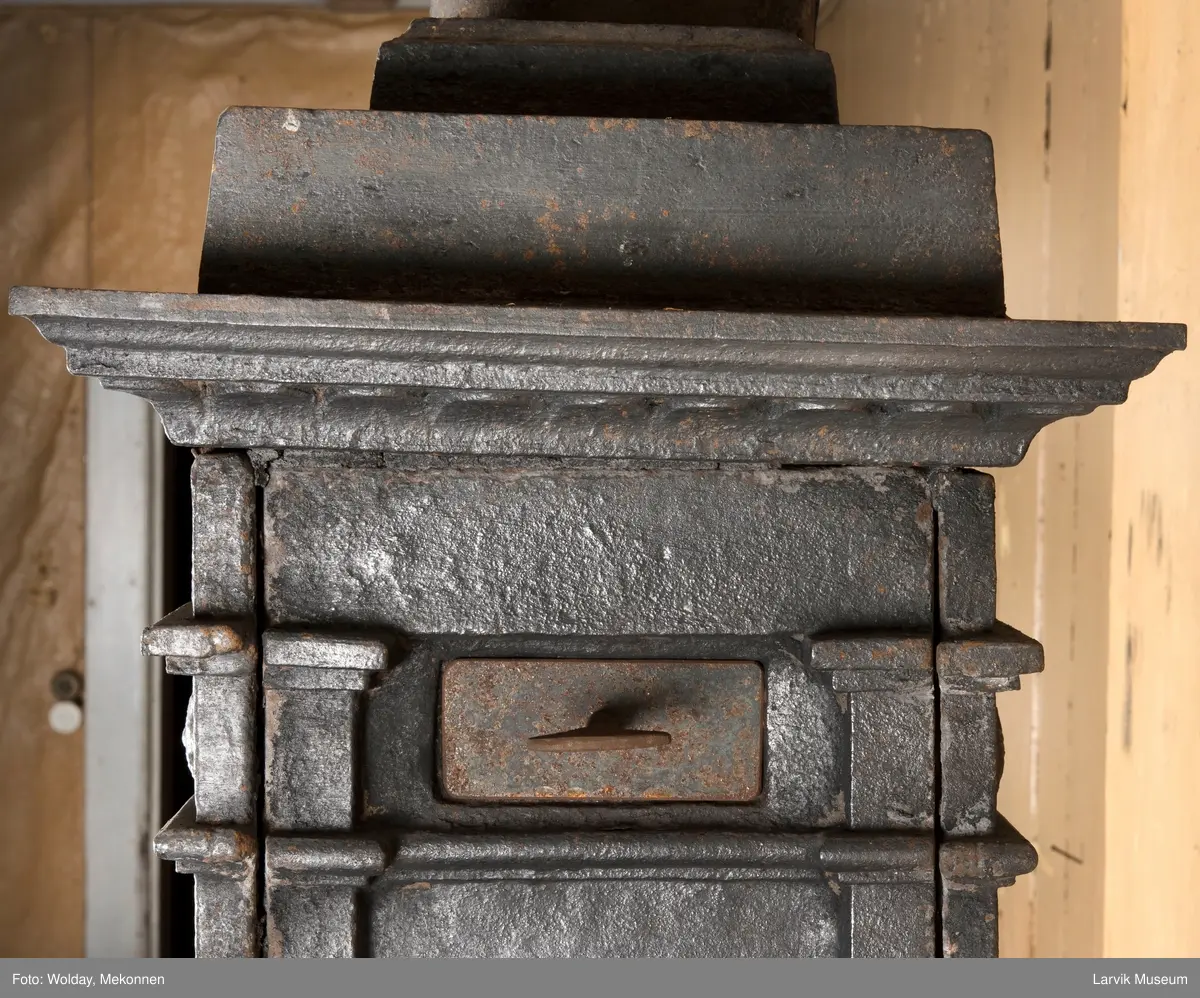 Ovn med avtrappet topp, ovalt, bølget askebrett. 
1. etasje langside: halvsirkelformet. Døren er hengslet i underkant. Over denne på plate står det Fritzøe Wærk. Riflet bunn, lisener med bladverk ved hjørnene. 1. etsje kortside: Rosett, riflet bunn, 
2. etasje langside: Rundbuet åpning, lister til 4 etasjeplater. Over åpning 2 overflødighetshorn, under palmett i riflet ramme. kannelserte pilastre i hjørnene. 2. etasjekortside: Rosett på riflet bunn, bølgemeander.