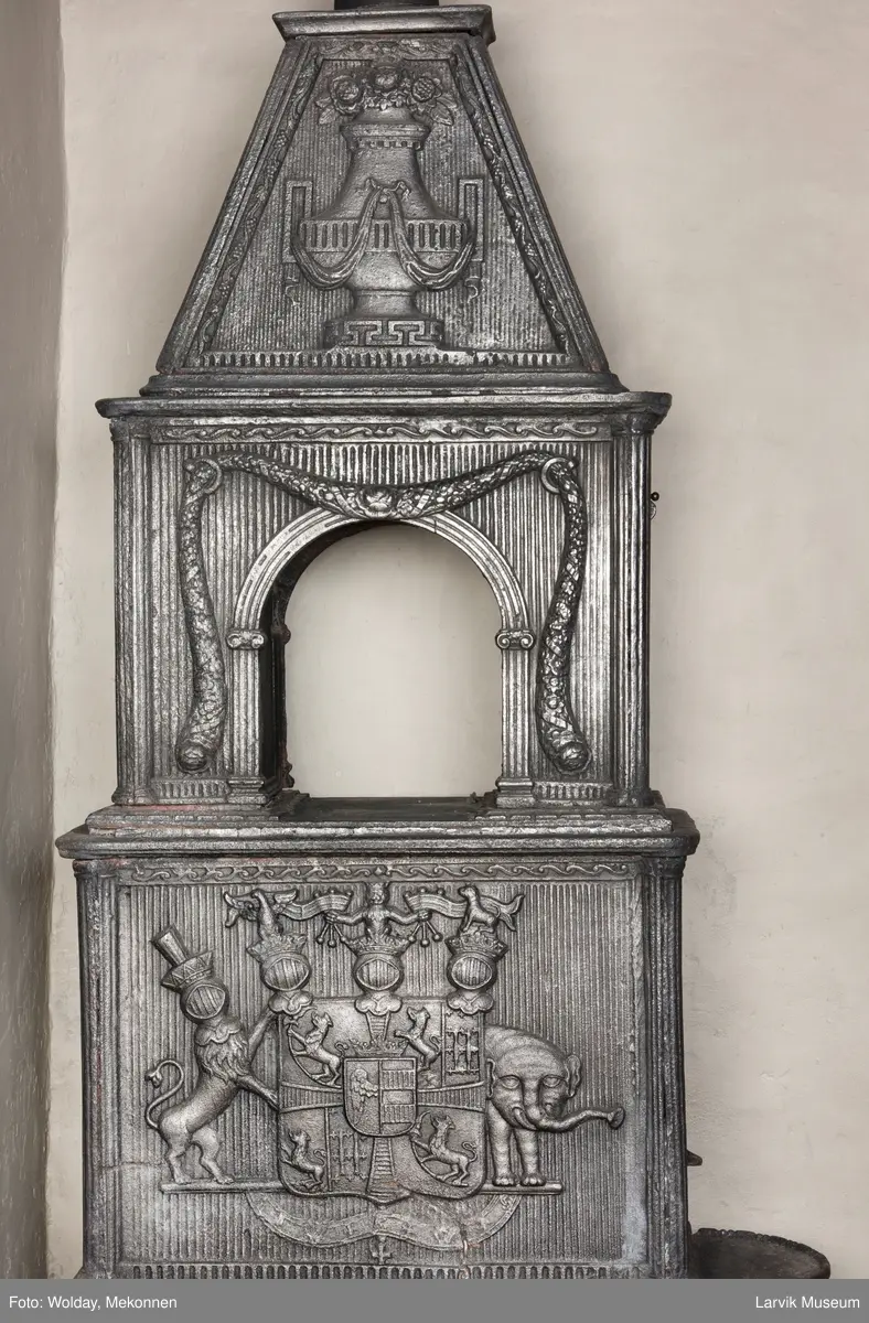 1. Etasje langside: grev Christian Ahlefeldt Laurvigs våpen 
1. Etasje kortside: krigerske emblemer over dør 
2. etasje langside: rundbuet åpning omgitt av girlander 
2.etasje kortside: sammenslynget CAL under grevekrone topp langside.: Vase i Louis XVI topp.kortside: Overflødighetshorn.