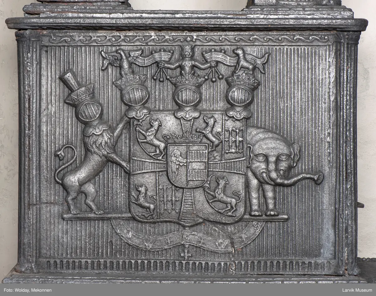 1. Etasje langside: grev Christian Ahlefeldt Laurvigs våpen 
1. Etasje kortside: krigerske emblemer over dør 
2. etasje langside: rundbuet åpning omgitt av girlander 
2.etasje kortside: sammenslynget CAL under grevekrone topp langside.: Vase i Louis XVI topp.kortside: Overflødighetshorn.