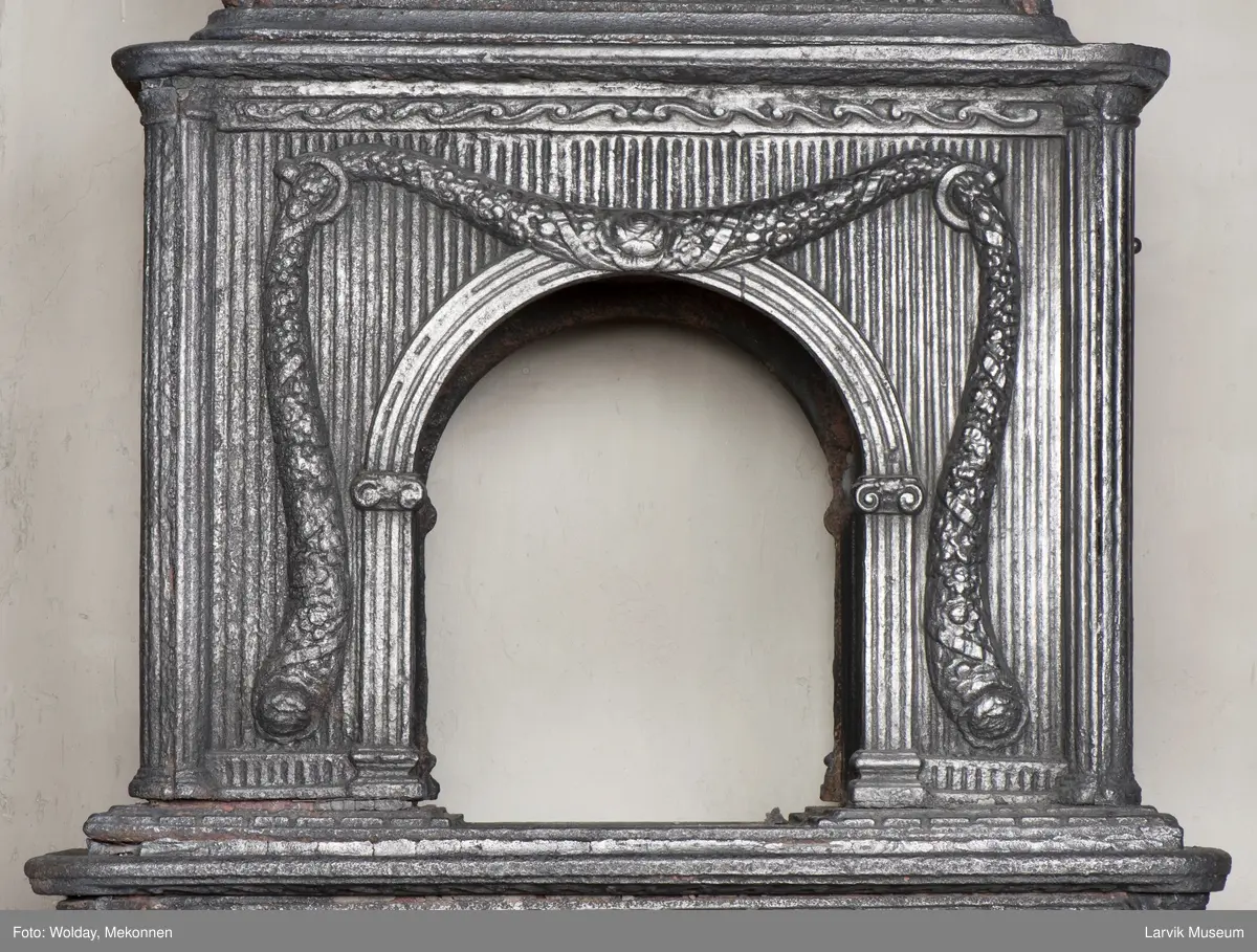 1. Etasje langside: grev Christian Ahlefeldt Laurvigs våpen 
1. Etasje kortside: krigerske emblemer over dør 
2. etasje langside: rundbuet åpning omgitt av girlander 
2.etasje kortside: sammenslynget CAL under grevekrone topp langside.: Vase i Louis XVI topp.kortside: Overflødighetshorn.