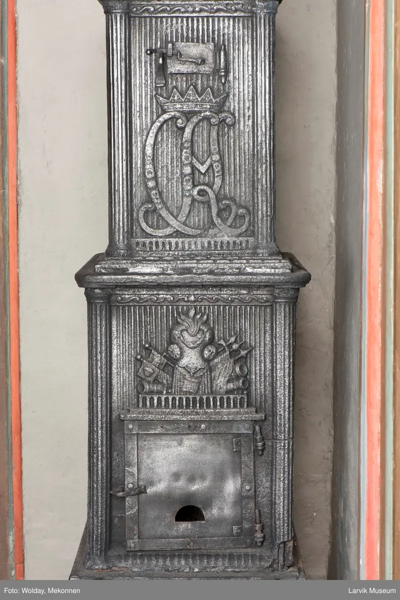 1. Etasje langside: grev Christian Ahlefeldt Laurvigs våpen 
1. Etasje kortside: krigerske emblemer over dør 
2. etasje langside: rundbuet åpning omgitt av girlander 
2.etasje kortside: sammenslynget CAL under grevekrone topp langside.: Vase i Louis XVI topp.kortside: Overflødighetshorn.