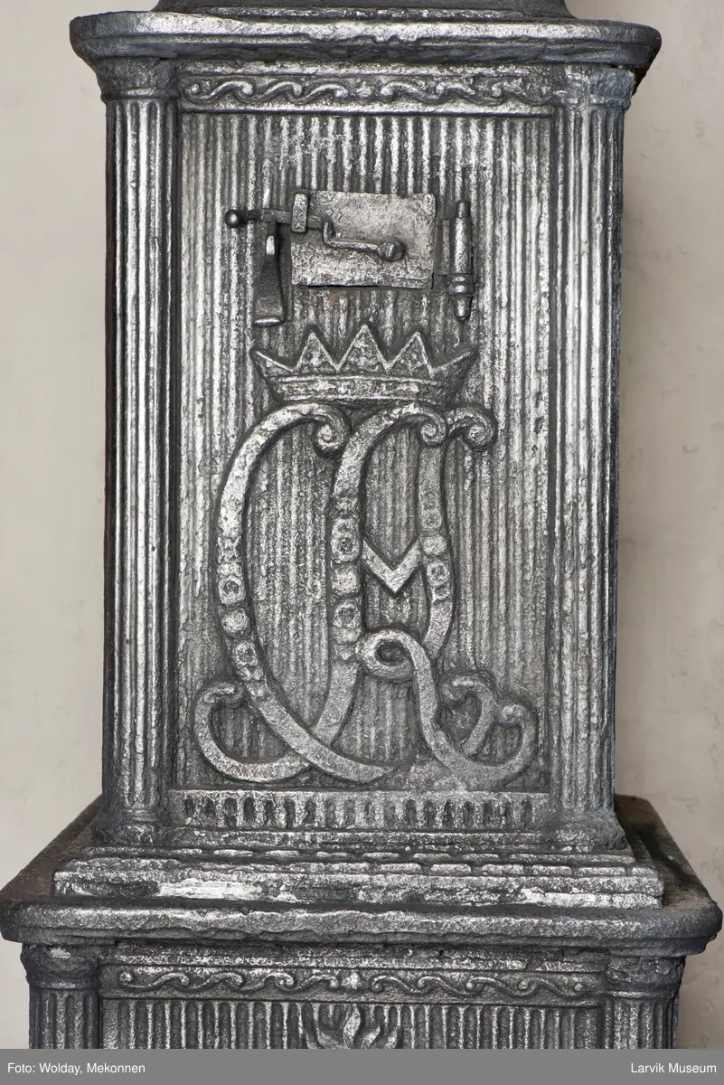 1. Etasje langside: grev Christian Ahlefeldt Laurvigs våpen 
1. Etasje kortside: krigerske emblemer over dør 
2. etasje langside: rundbuet åpning omgitt av girlander 
2.etasje kortside: sammenslynget CAL under grevekrone topp langside.: Vase i Louis XVI topp.kortside: Overflødighetshorn.