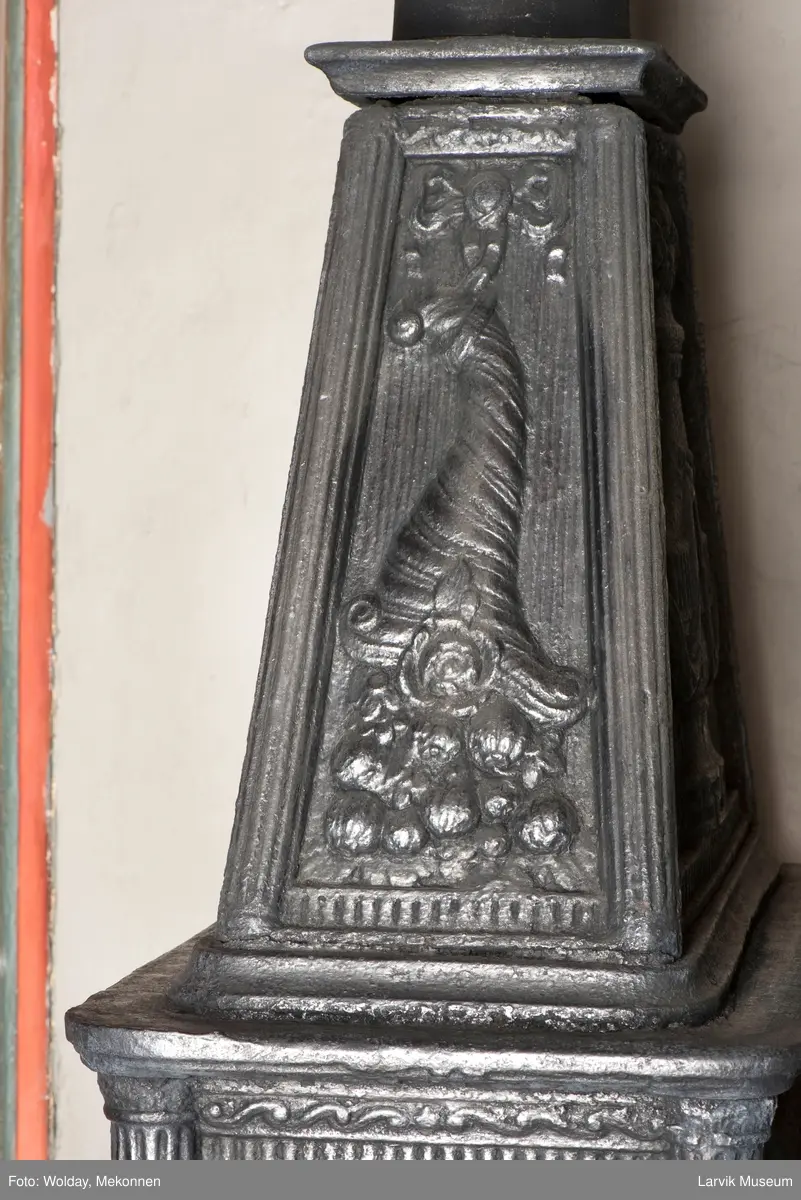 1. Etasje langside: grev Christian Ahlefeldt Laurvigs våpen 
1. Etasje kortside: krigerske emblemer over dør 
2. etasje langside: rundbuet åpning omgitt av girlander 
2.etasje kortside: sammenslynget CAL under grevekrone topp langside.: Vase i Louis XVI topp.kortside: Overflødighetshorn.