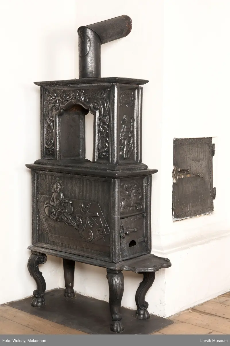 1. etasje langside: Apollon som de skjønne kunsters gud, riflet bunn. 
1. etasje kortside: Øverst Pegasus, nederst grevekronet DSH (grevinne Dorthea Sophia Holsten død 1766) i speilmonogram.
2. etasje langside portalåpning med rokokko-ornamentikk.  
2. etasje kortside: kildenymfe med rinnende urne.