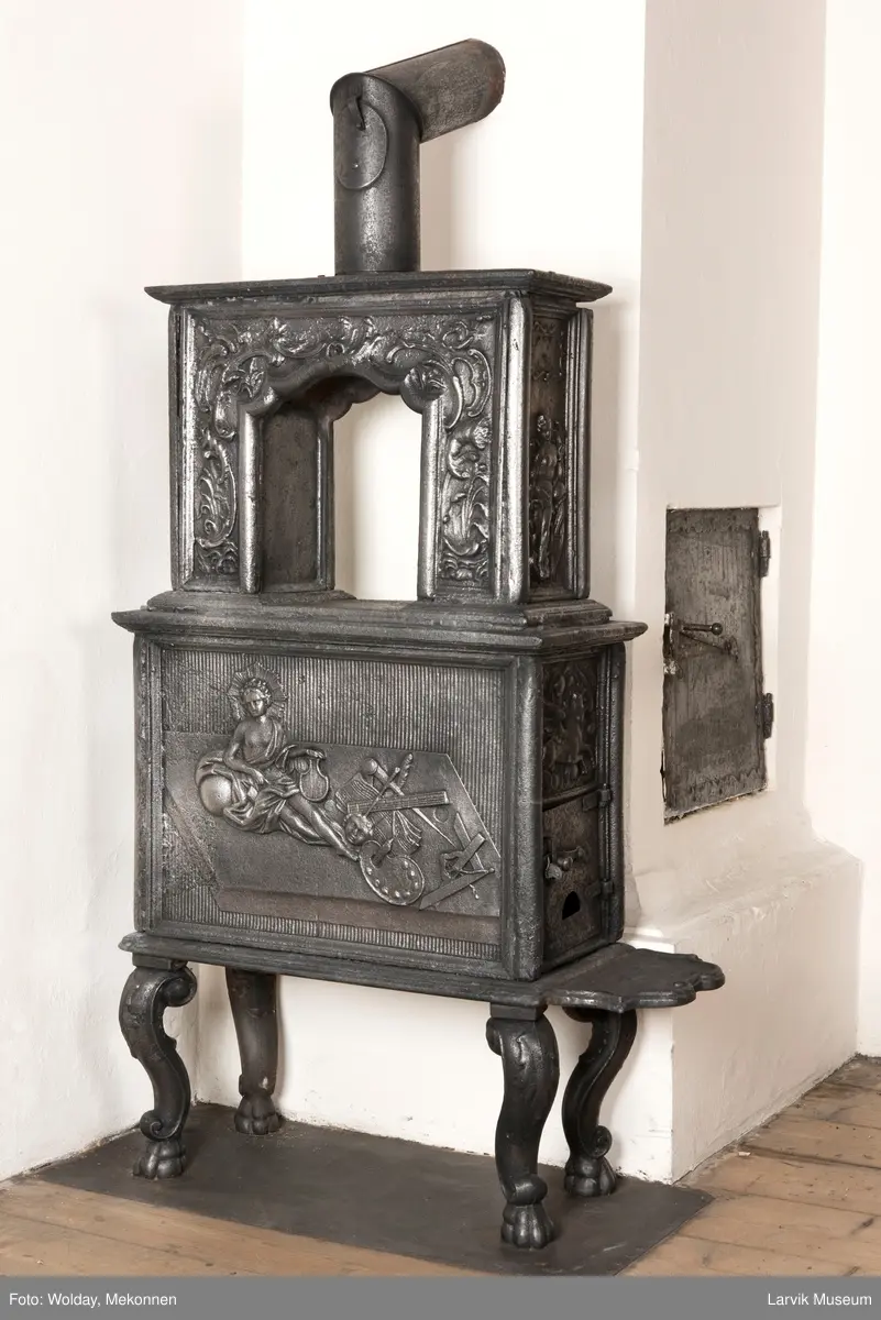 1. etasje langside: Apollon som de skjønne kunsters gud, riflet bunn. 
1. etasje kortside: Øverst Pegasus, nederst grevekronet DSH (grevinne Dorthea Sophia Holsten død 1766) i speilmonogram.
2. etasje langside portalåpning med rokokko-ornamentikk.  
2. etasje kortside: kildenymfe med rinnende urne.