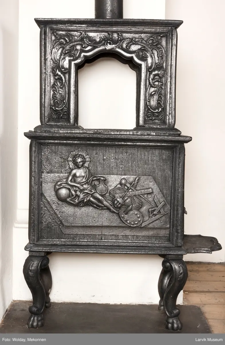 1. etasje langside: Apollon som de skjønne kunsters gud, riflet bunn. 
1. etasje kortside: Øverst Pegasus, nederst grevekronet DSH (grevinne Dorthea Sophia Holsten død 1766) i speilmonogram.
2. etasje langside portalåpning med rokokko-ornamentikk.  
2. etasje kortside: kildenymfe med rinnende urne.