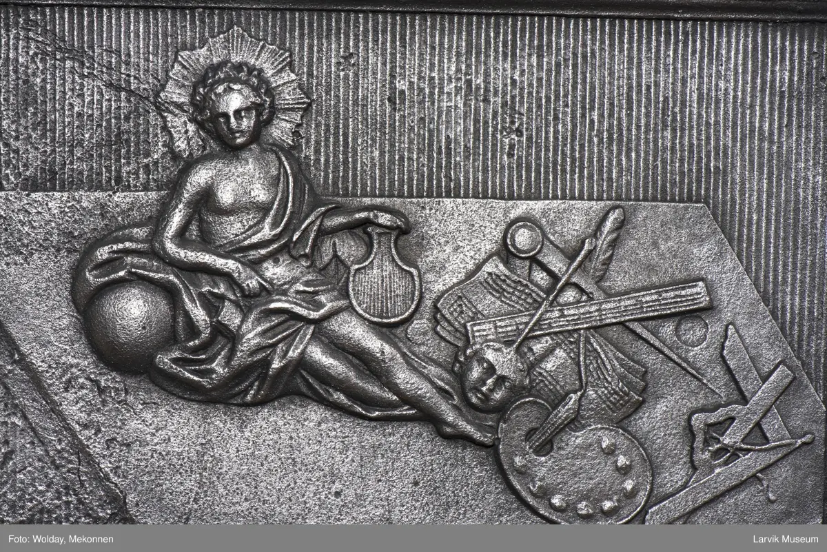 1. etasje langside: Apollon som de skjønne kunsters gud, riflet bunn. 
1. etasje kortside: Øverst Pegasus, nederst grevekronet DSH (grevinne Dorthea Sophia Holsten død 1766) i speilmonogram.
2. etasje langside portalåpning med rokokko-ornamentikk.  
2. etasje kortside: kildenymfe med rinnende urne.