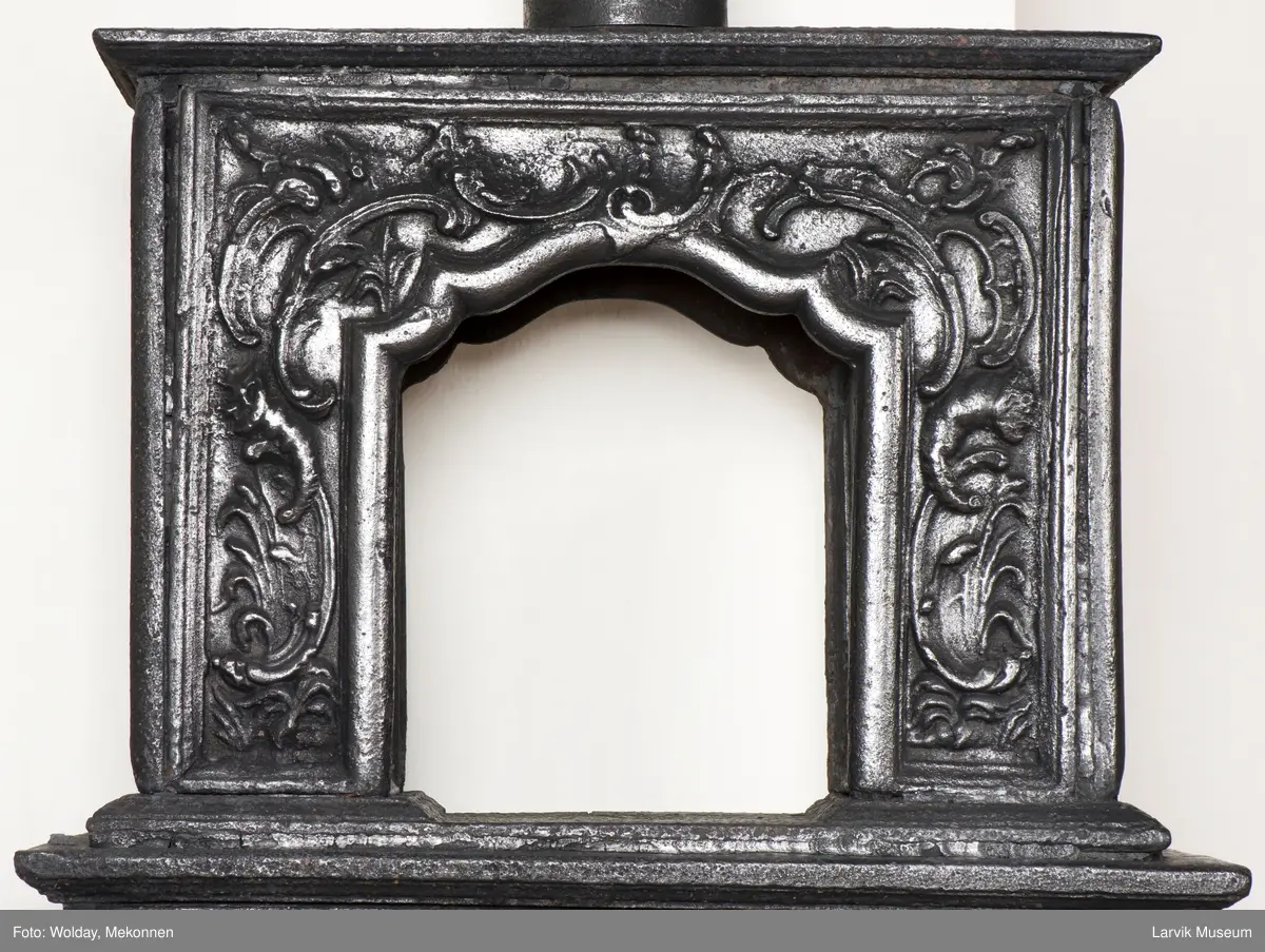 1. etasje langside: Apollon som de skjønne kunsters gud, riflet bunn. 
1. etasje kortside: Øverst Pegasus, nederst grevekronet DSH (grevinne Dorthea Sophia Holsten død 1766) i speilmonogram.
2. etasje langside portalåpning med rokokko-ornamentikk.  
2. etasje kortside: kildenymfe med rinnende urne.