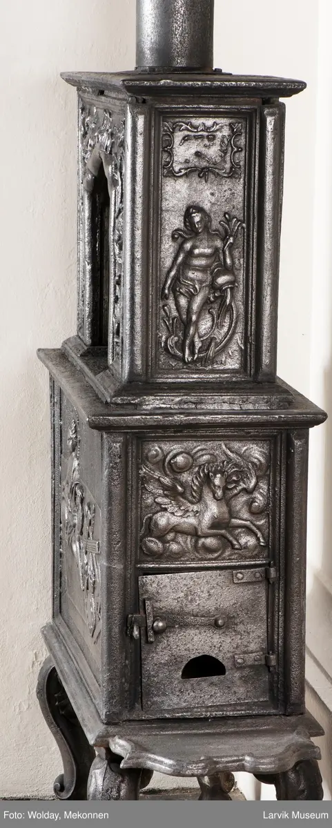 1. etasje langside: Apollon som de skjønne kunsters gud, riflet bunn. 
1. etasje kortside: Øverst Pegasus, nederst grevekronet DSH (grevinne Dorthea Sophia Holsten død 1766) i speilmonogram.
2. etasje langside portalåpning med rokokko-ornamentikk.  
2. etasje kortside: kildenymfe med rinnende urne.