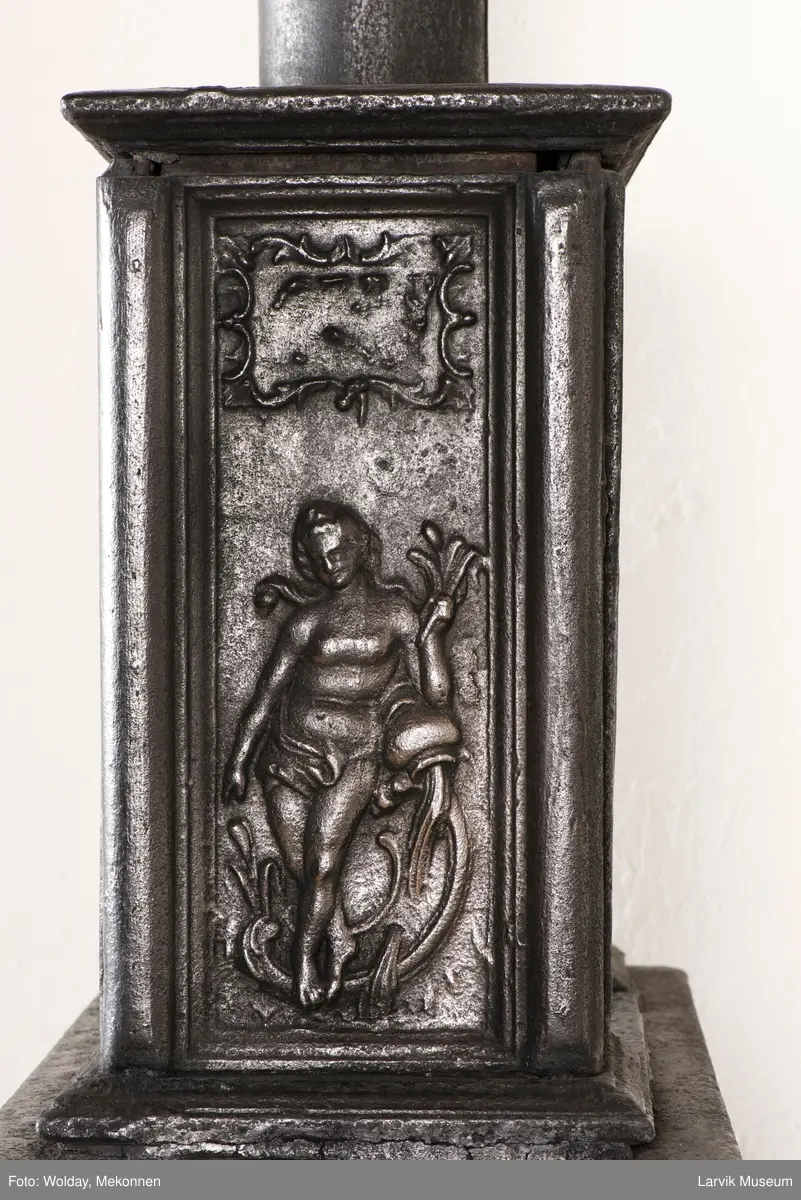 1. etasje langside: Apollon som de skjønne kunsters gud, riflet bunn. 
1. etasje kortside: Øverst Pegasus, nederst grevekronet DSH (grevinne Dorthea Sophia Holsten død 1766) i speilmonogram.
2. etasje langside portalåpning med rokokko-ornamentikk.  
2. etasje kortside: kildenymfe med rinnende urne.